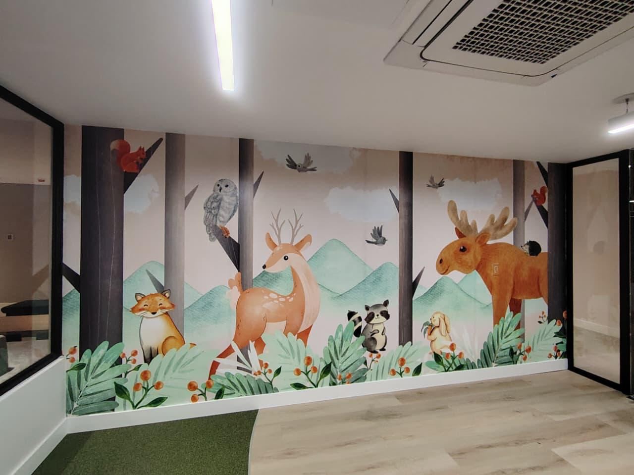 Mural decorativo infantil de bosque con animales aplicado en pared interior, KROMA Impresiones