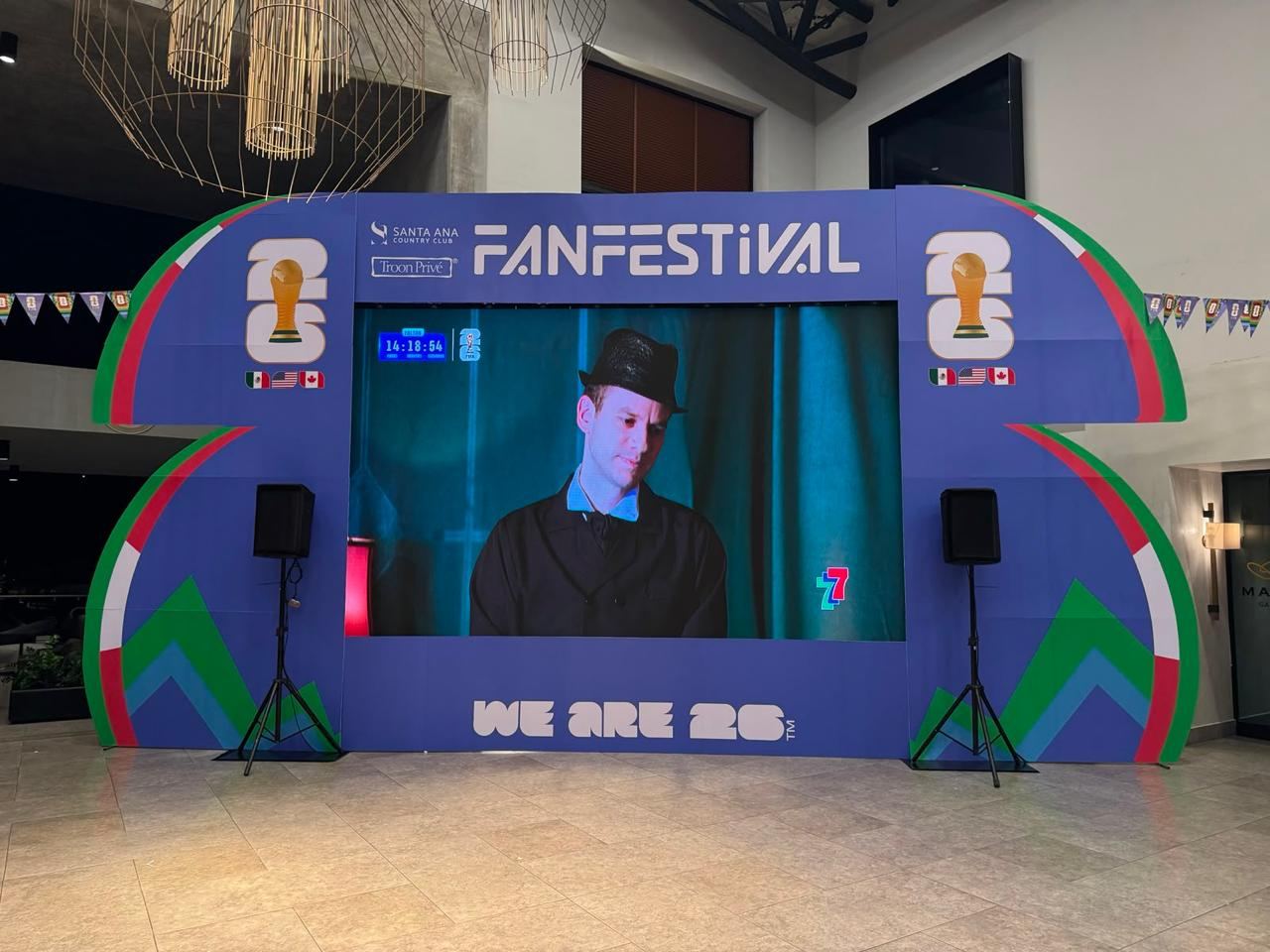 Arco de evento FanFestival con pantalla LED integrada, producido e instalado por KROMA Impresiones